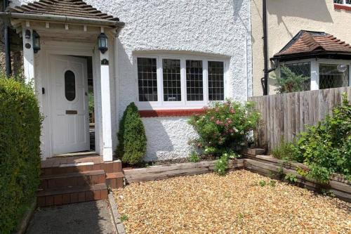 Cwmcarn House | Cozy Garden Suburbs Cottage with Family-Friendly Amenities