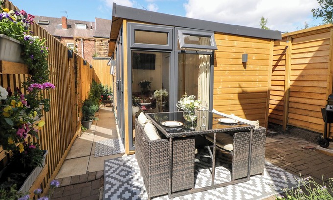 Dronfield Cottage | Pet-Friendly Garden Suite With Outdoor Space in Dronfield