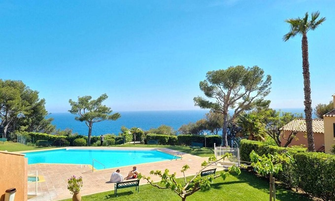 Saint-Mandrier-sur-Mer Apartment | Cozy Retreat with Pools, Tennis, Beach Access & More