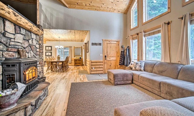Garden Valley House | Relaxing Garden Valley Cabin with Loft & Pool Access