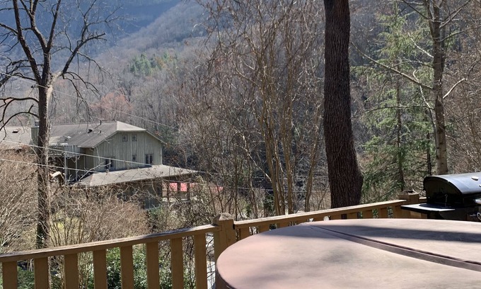 Chimney Rock Ski Chalet | Relaxing Garden View Chalet with Hot Tub & Family Amenities