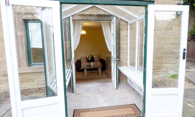 Malvern Cottage | Garden View: 10/10 Rated Stay with Breakfast & Family Amenities