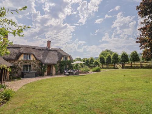 West Buckland House | Relax in Garden View: Family-Friendly, Pet Welcoming Stay