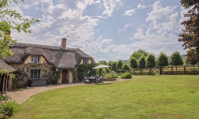 West Buckland Cottage | Charming Garden View Cottage: Pet Friendly & Family Ready