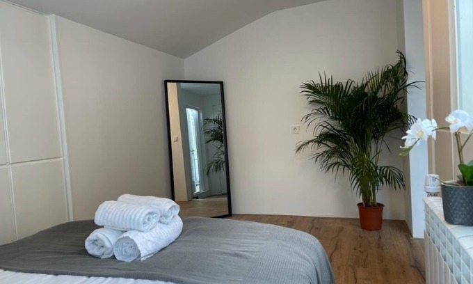 Delft Apartment | Cozy Garden View Prins Room with Breakfast & Kitchen Access
