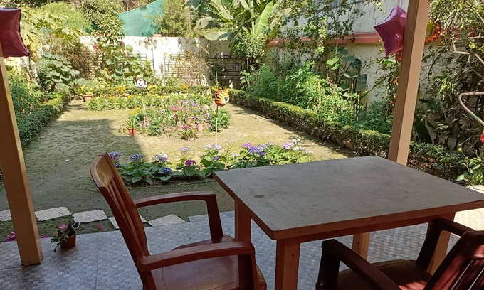 Ballygunge Park House | Comfortable Garden View Room Near Lakes and Dining in Kolkata