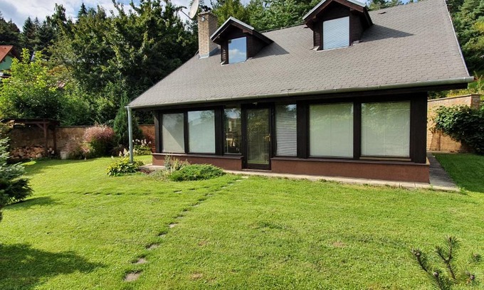 Drienica House | Gorgeous Garden View Retreat - Rated 9.5 with Spa & Pets