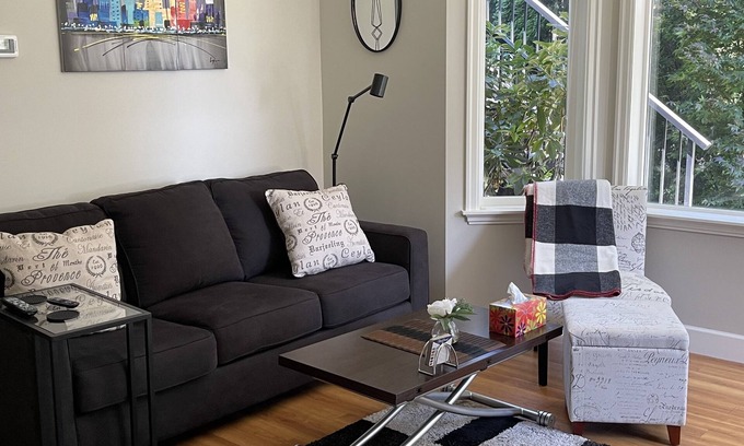 McMillan House | Relax in the Garden View Suite with Pool & Breakfast