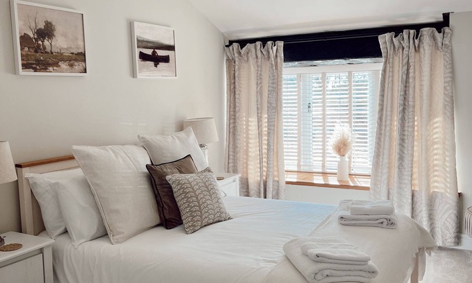 Mathern Cottage | Cozy Cottage at Mathern Palace with Smart TV & Kitchen