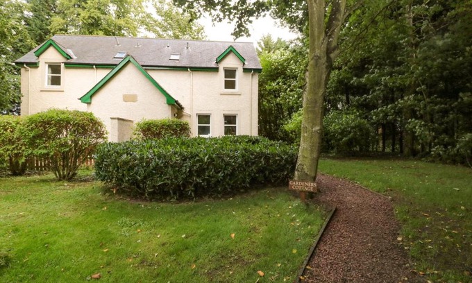 Duns House | Pet-Friendly Gardener's Cottage with High Guest Ratings