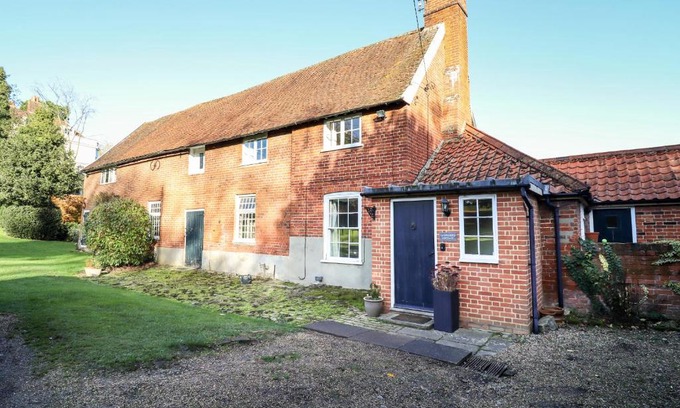 Hadleigh House | Pet and Child-Friendly Retreat at Gardener's Cottage