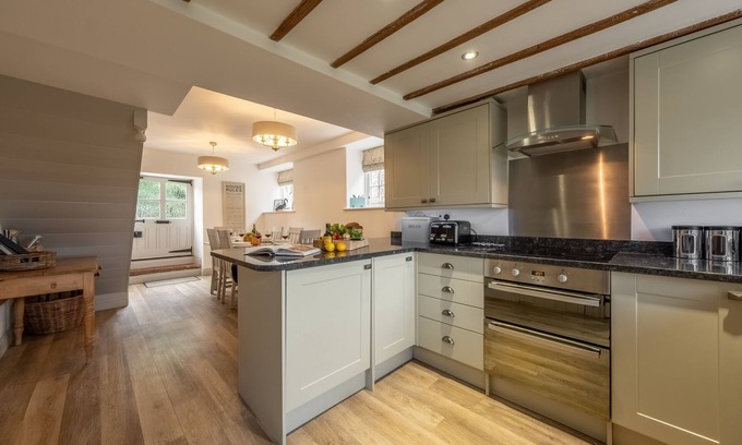 Thornham Cottage | Cozy Gardener's Cottage with Ocean View in Thornham