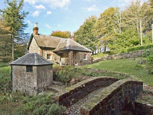Castle Douglas House | Charming Gardeners Cottage: 4-Star Pet-Friendly Retreat