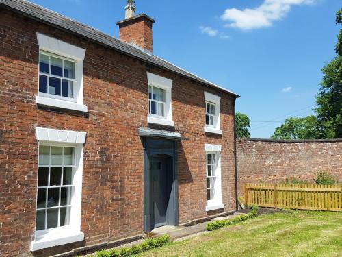 Cosford House | Pet-Friendly Gardeners Cottage - Rated 9.8/10 by Guests