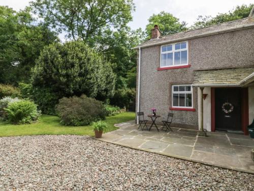 Bootle House | Cozy Gardeners Cottage: Pet & Child Friendly Retreat
