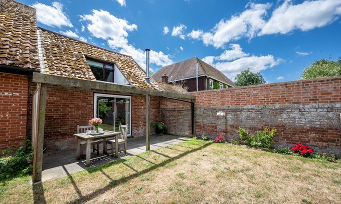 Woodbridge House | Cozy Gardeners Den: Pet-Friendly Chalet for Two