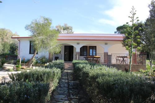 Fluminimaggiore House | Pet-Friendly GardenRocks: Guest Rated 10/10 for Families