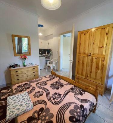 Paralia Agias Fotinis Apartment | Serene Gardens: Family-Friendly Retreat for Memorable Stays