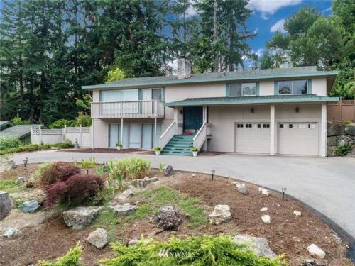 Education Hill House | GardenView Queen Suite: Pet-Friendly Retreat with Hot Tub