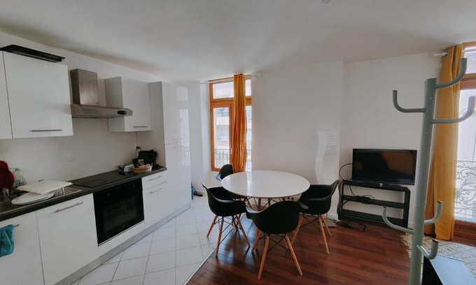 Mantega Apartment | Bright Gare du Sud Liberation 2-Piece with Pet-Friendly Stay
