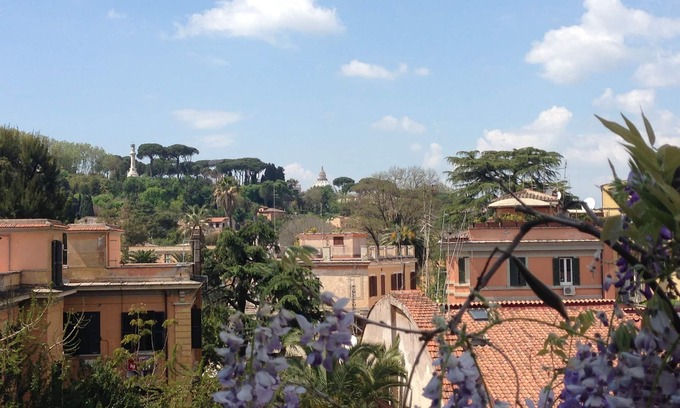 Trastevere Apartment | Garibaldi Roof Garden: Breathtaking Views & Pet-Friendly Stay
