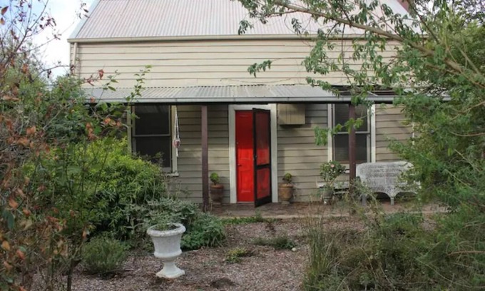 Stawell House | Discover Gariwerd Miners Cottage in Stawell - Pet Friendly Stay