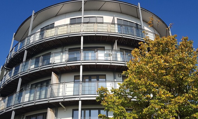 Greenhithe Apartment | Garland Apartments: Immaculate Stay with Kitchen & Netflix
