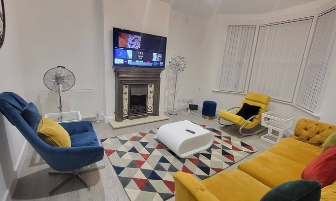Finchley Apartment | Modern 4 Bedroom Apartment in Central London with Breakfast