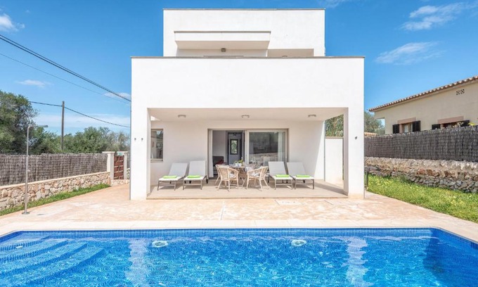 Cala Llombards Villa | Garlanda 1: Family-Friendly Stay with Pool Access