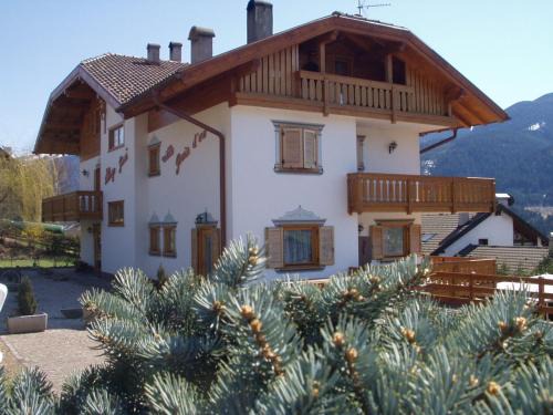 Cavalese Hotel | Discover Garnì Goccia d'Oro: Family-Friendly Retreat