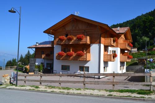 Vetriolo Terme Hotel | Relax at Garnì & Wellness Anderle with Oceanfront Spa