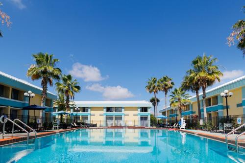 Orlando Hotel | Convenient Garnet Inn & Suites in Orlando with Pool Access