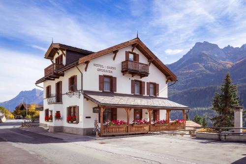 Engadin Scoul Hotel | Pet-Friendly Retreat at Garni Alpenrose - Grusaida