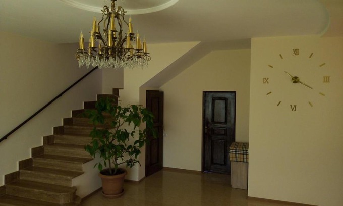 Garni House | Family-Friendly Garni House B&B with Pool & Breakfast