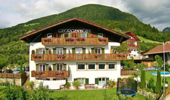 Schenna Hotel | Pet-Friendly Garni Georgenhöhe with Pool & Child Amenities