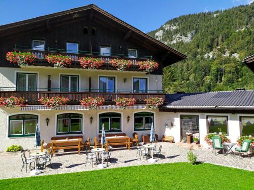 Fuschl am See House | Discover Garni Haus Jagerwirt: Hot Tub & Breakfast Awaits