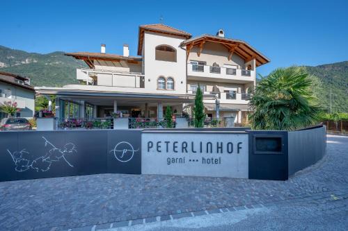 Caldaro Sulla Strada del Vino Hotel | Discover Garni Hotel Peterlinhof: Family-Friendly Retreat