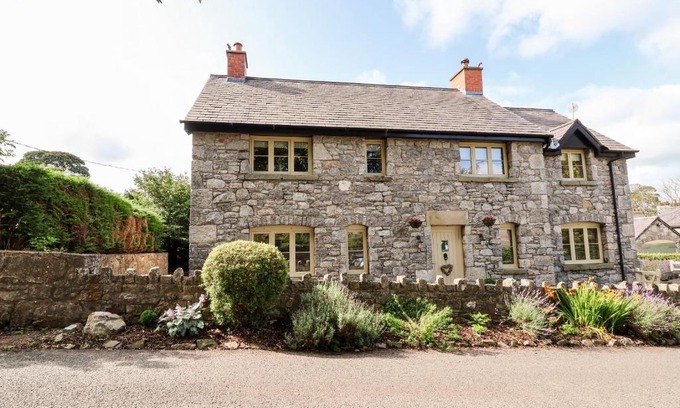 Holywell House | Experience Garreg Wen: Pet-Friendly 4-Star Retreat