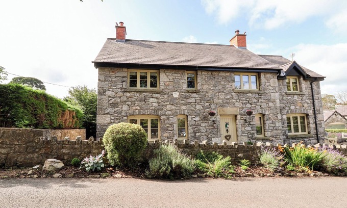 Holywell Cottage | Wonderful Garreg Wen: Pet-Friendly Holiday Cottage in Caerwys