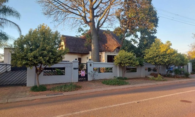 Sinoville House | Relax at Garrett Guest House - 4-Star Stay with Pool & Dining
