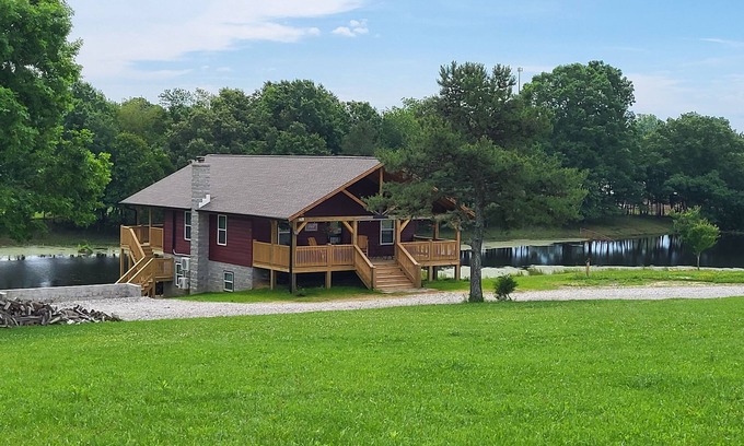 Allardt House | Garrett's Private Lake House with Horse Barn in wonderful Jamestown;