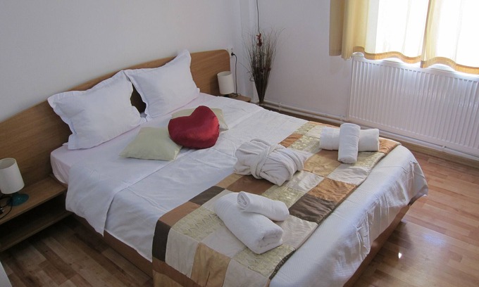 Valu lui Traian Apartment | Cozy Garsoniera Gherghisan with Breakfast & Kitchen Access