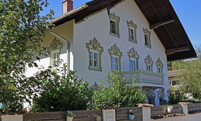 Traunstein Apartment | Gartenglück - Relax and Enjoy Ocean Views in Historic Charm
