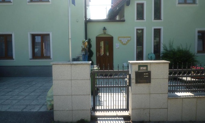 Hirschstetten Apartment | Relaxing Retreat at Gartenpension Prosl - Guest Rated 9/10