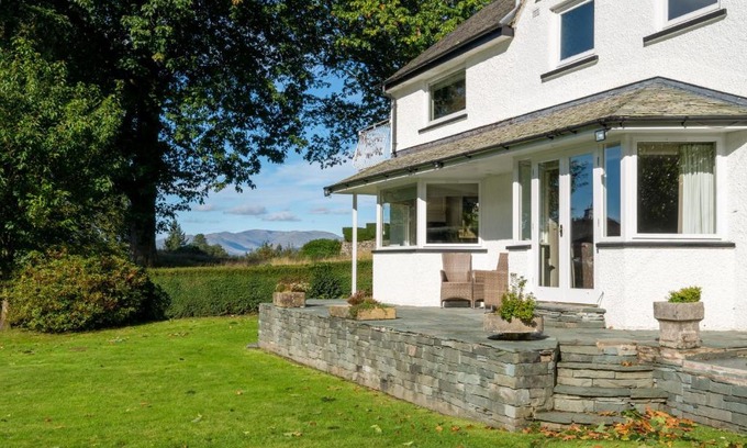 Windermere House | Garth Cottage: Family-Friendly Stay with Expansive Garden