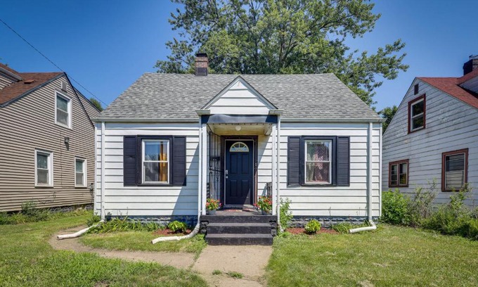 Gary House | Ideal Gary Vacation Rental near Lake Michigan with Amenities