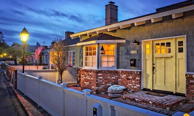 Gas Lamp Section Cottage | Beachfront Gas Lamp Section Cottage with Ocean View & Pool