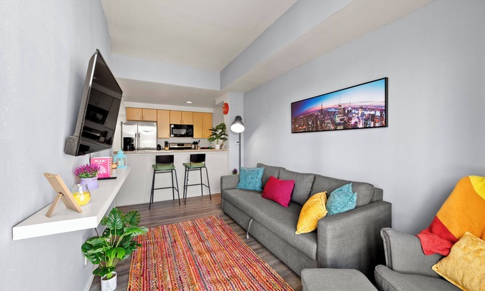 Pacific Terrace Condo | Gaslamp Gem: 1 Bedroom Retreat with Pool & BBQ Access