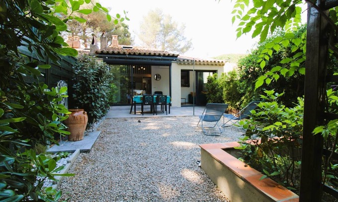 Gassin Apartment | Gassin Font-Mourier: Poolside Mazet with Tennis & Ocean Views