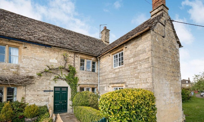 Filkins Cottage | Gassons View: Cozy Cottage for 7 with Pet-Friendly Amenities